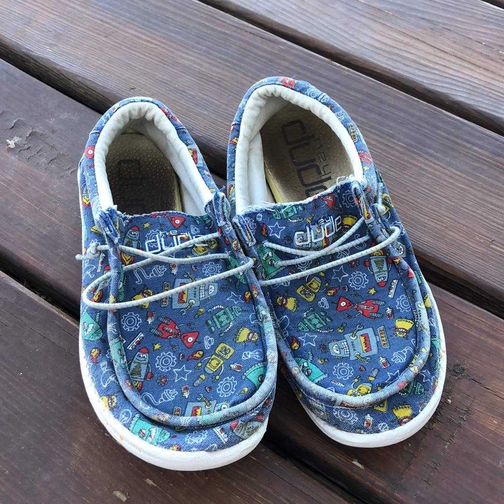 Boys Hey Dude Size 5 Shoes
